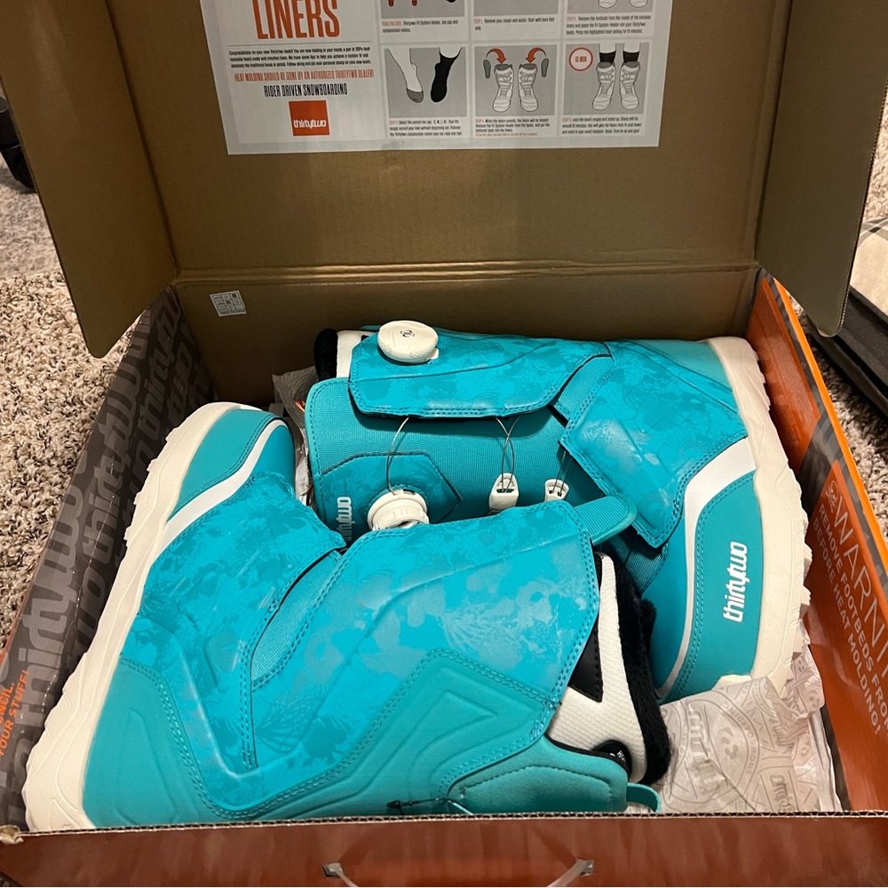 W’s Sz 8 Thirtytwo Turquoise Snowboard Boots